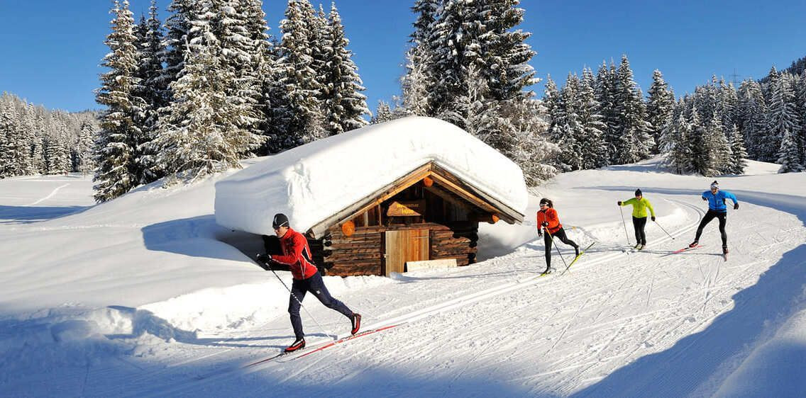Skilanglauf vor einer verschneiten Hütte - Seefeld - Tirol - Österreich