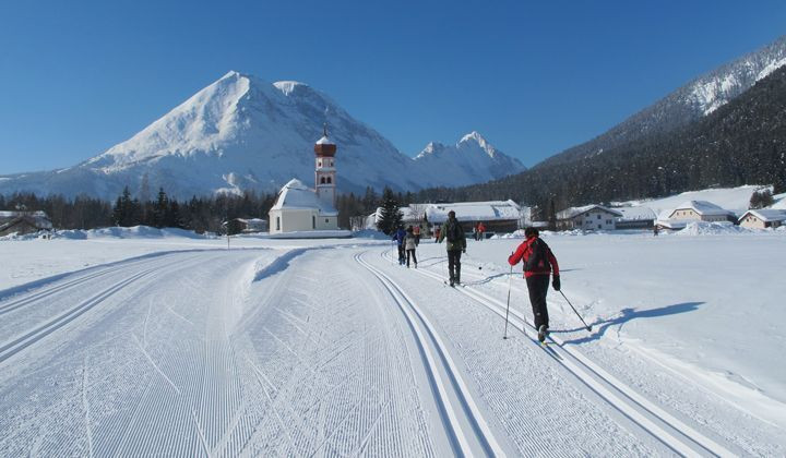 Langlauf vor der Dorfkirche - Leutasch - Tirol - Österreich