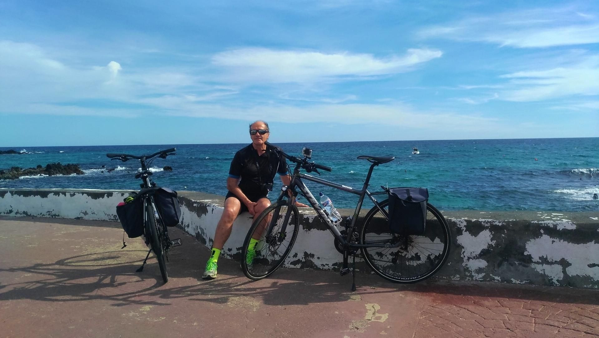 © Anne-Marie Billault Rast mit dem Fahrrad am Atlantik - Lanzarote - Kanaren - Spanien