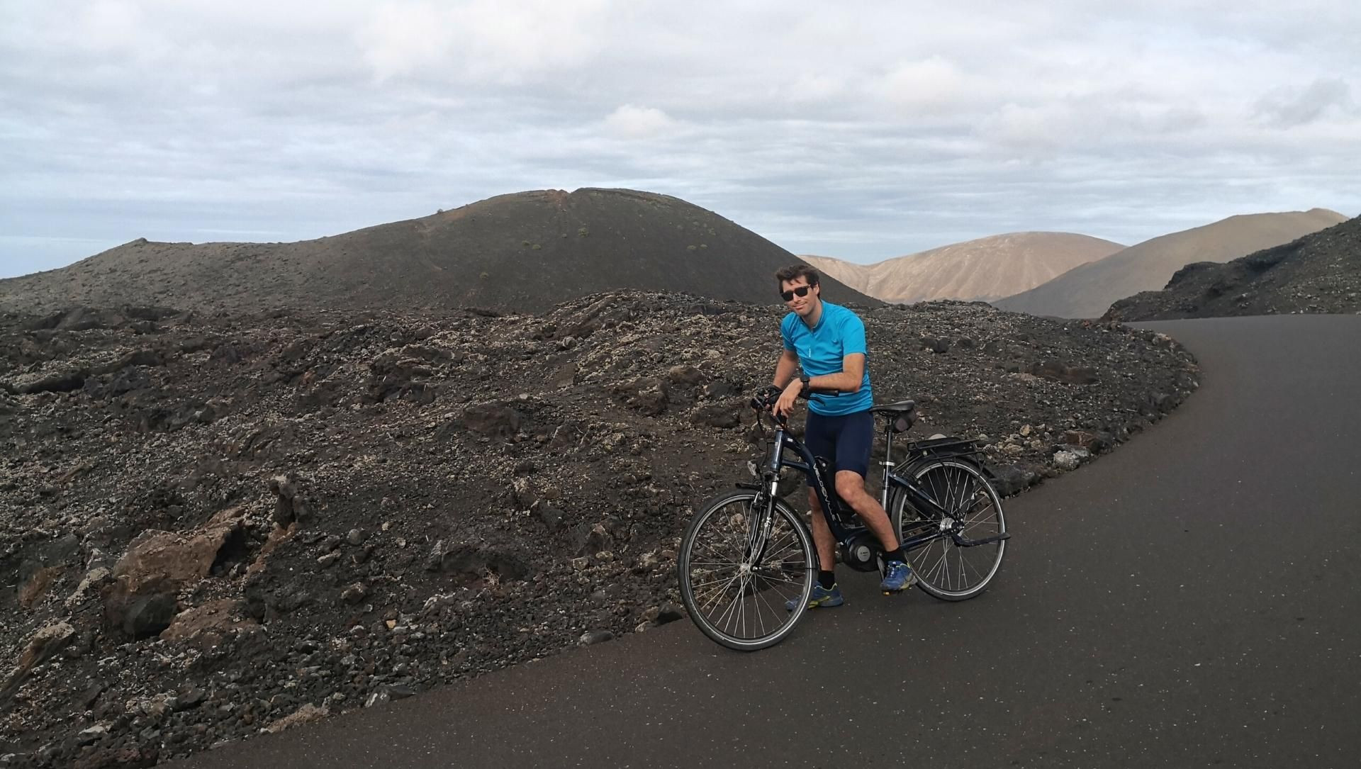 © David Praire Radfahrer in der Vulkanlandschaft Lanzarotes - Kanarische Inseln - Spanien