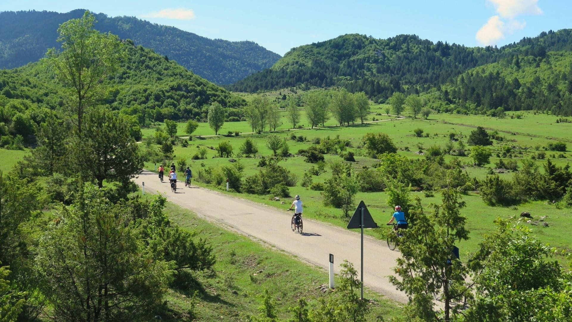 Radfahrer in den grünen Hügeln - Albanien
