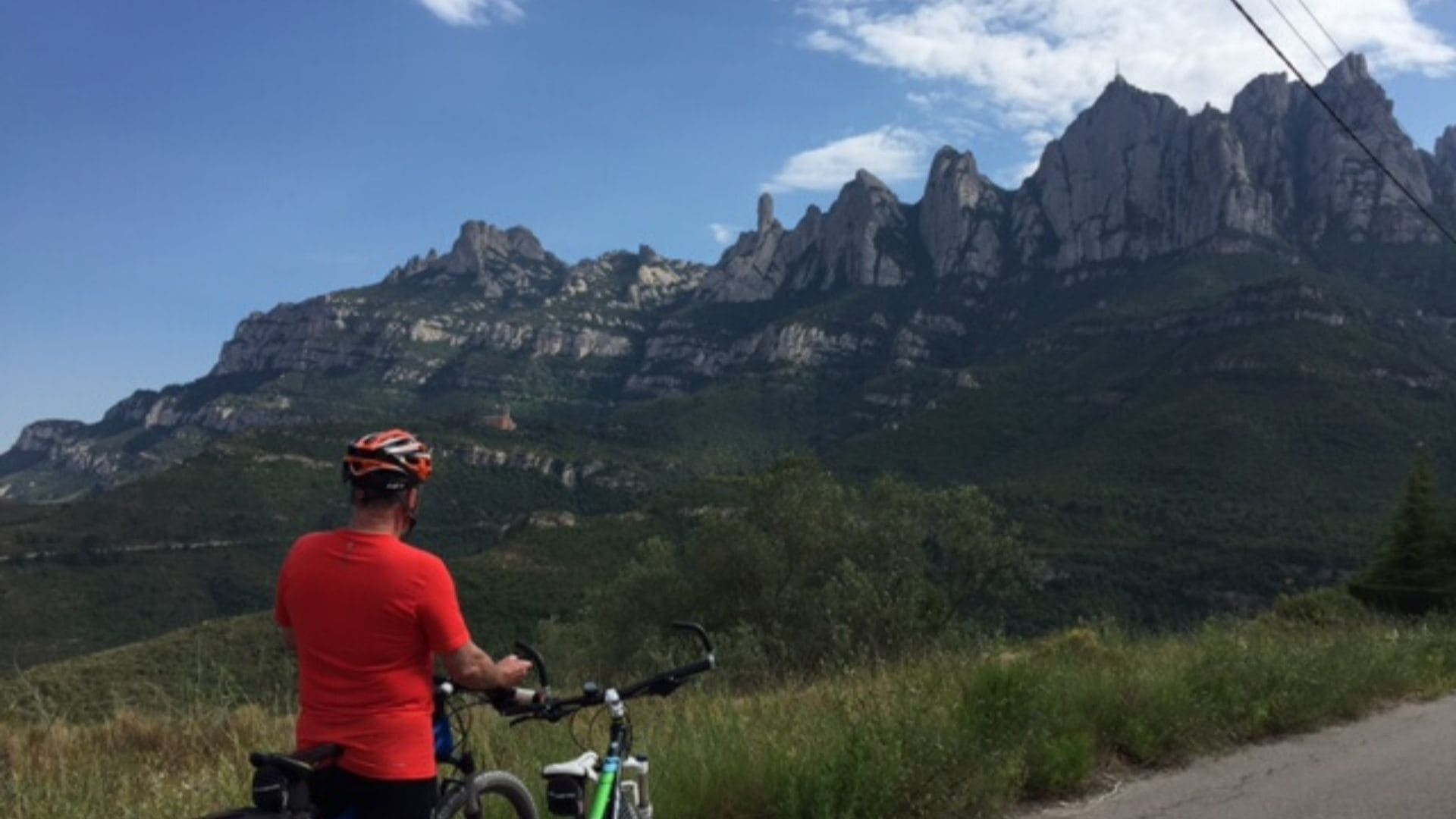 Radfahrer vor den Bergen von Montserrat - Katalonien - Spanien