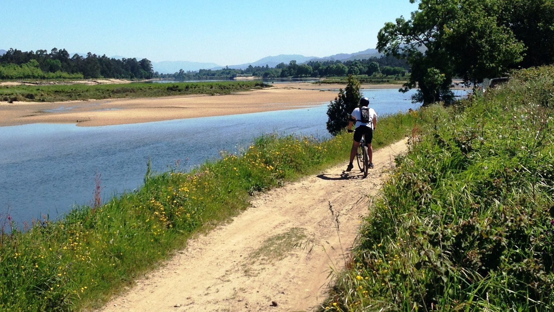Radfahrer auf einem Weg am Fluss - Minho-Landschaft - Portugal