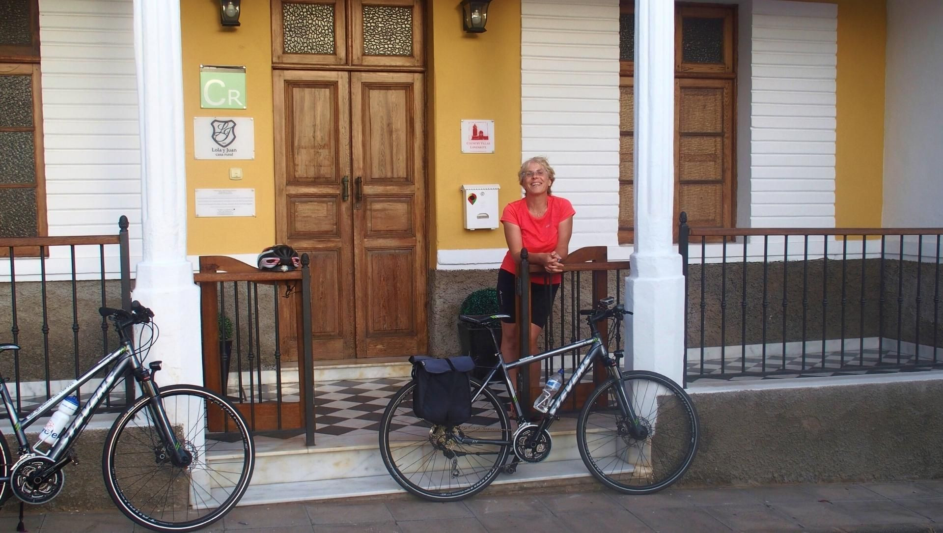 © Jean-Claude Praire Radfahrer vor einem Landhaus - Lanzarote - Kanarische Inseln