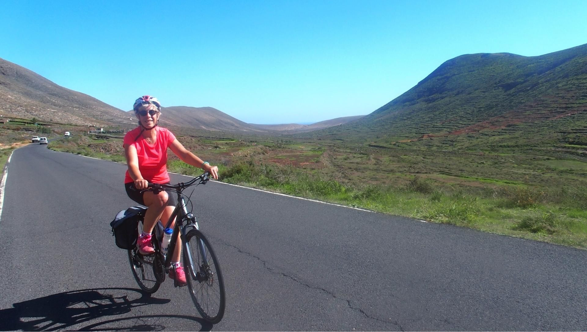 © Jean-Claude Praire Radfahrer auf einer Straße durch Vulkanlandschaften - Lanzarote - Kanarische Inseln - Spanien