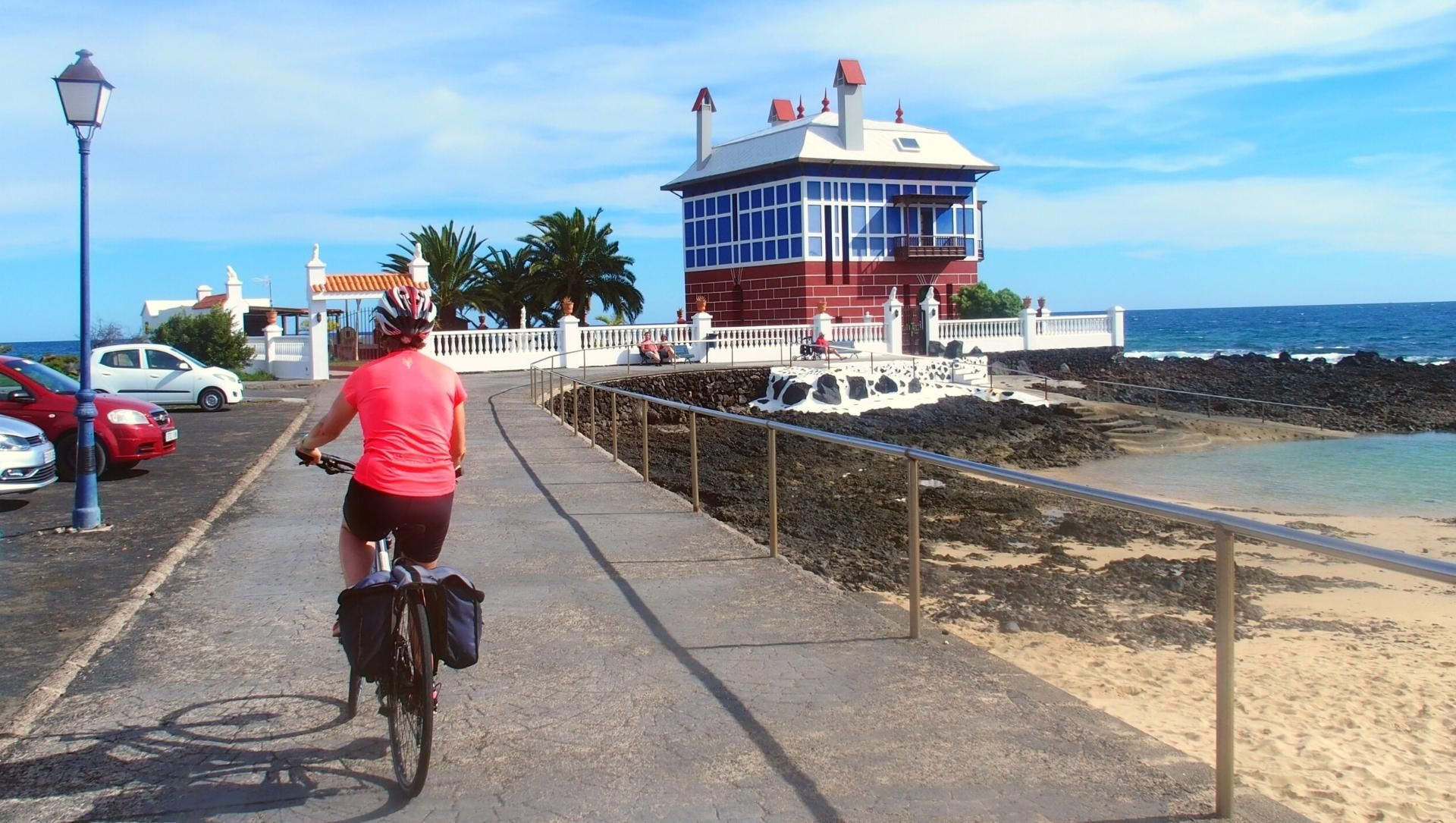 © Jean-Claude Praire Radfahrer am Meer - Lanzarote - Kanarische Inseln - Spanien