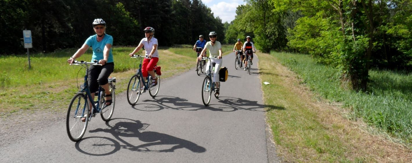 Radgruppe auf einem Weg - Berlin bis zur Ostsee - Deutschland