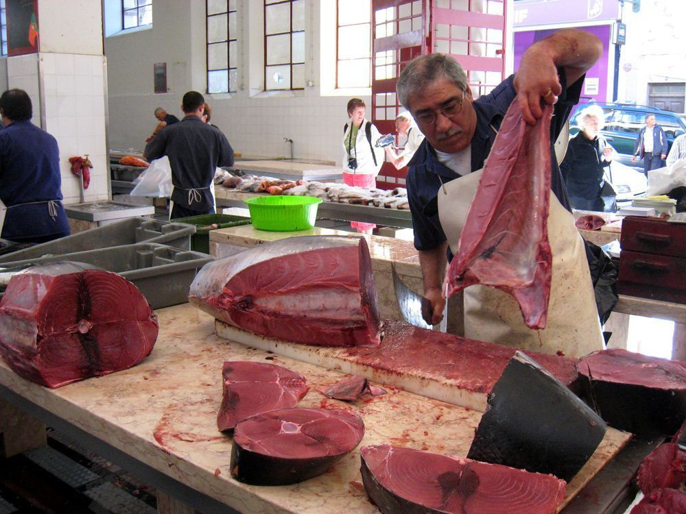 Thunfisch wird auf dem Fischmarkt von Funchal geschnitten