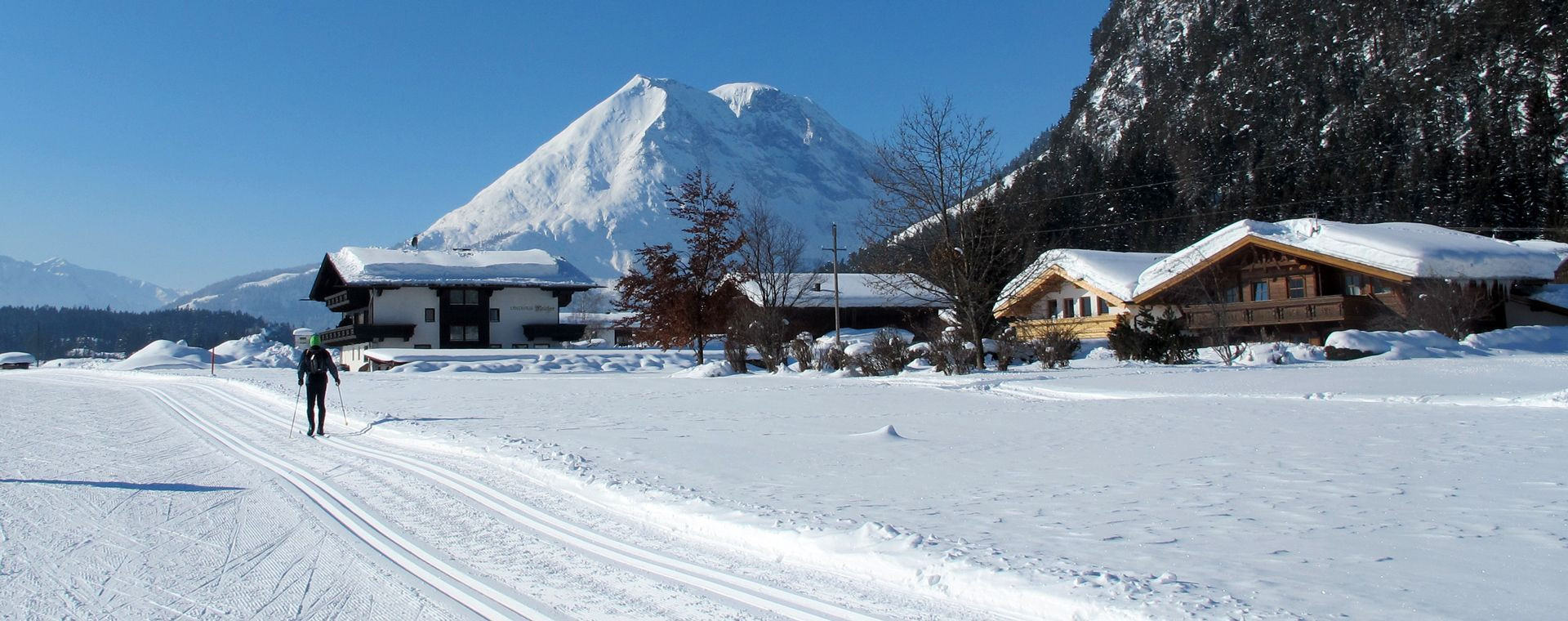 Langläufer vor verschneiten Bergen - Leutasch - Tirol - Österreich