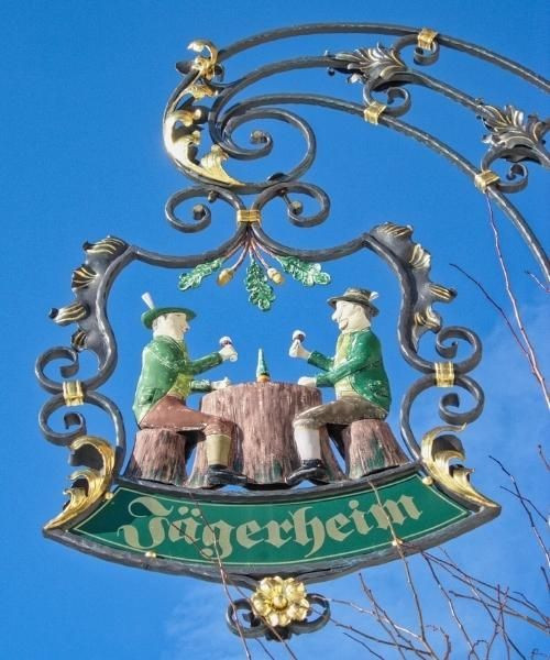 © Raymond Chabanier Traditionelles deutsches Wirtshausschild aus Schmiedeeisen © Raymond Chabanier