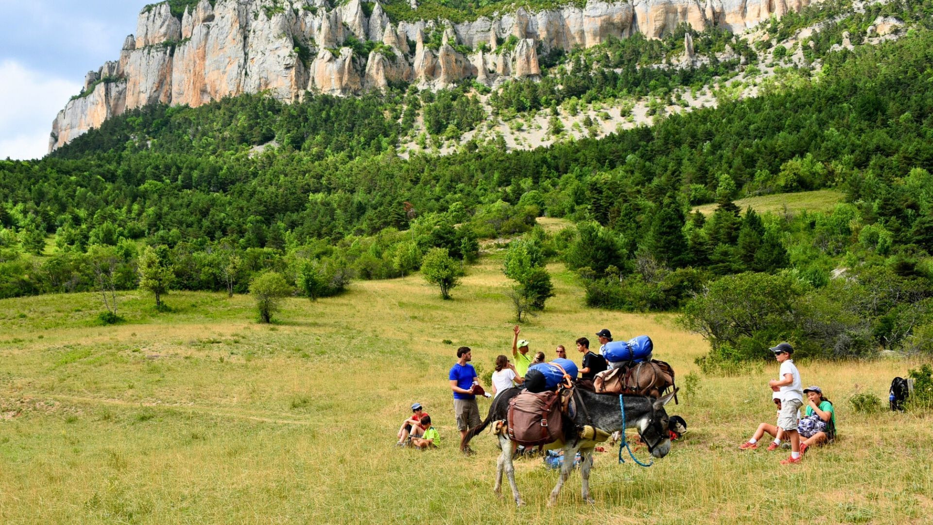 Familienwanderung mit Eseln unterhalb der Felswände - Vercors - Voralpen - Frankreich