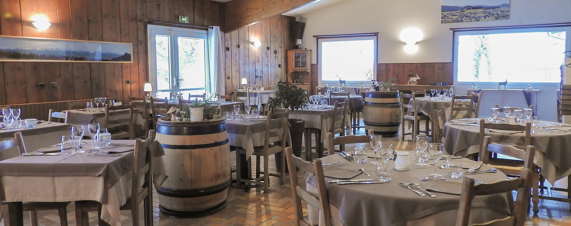 Rustikaler Speisesaal mit Weinfässern - Gironde - Frankreich