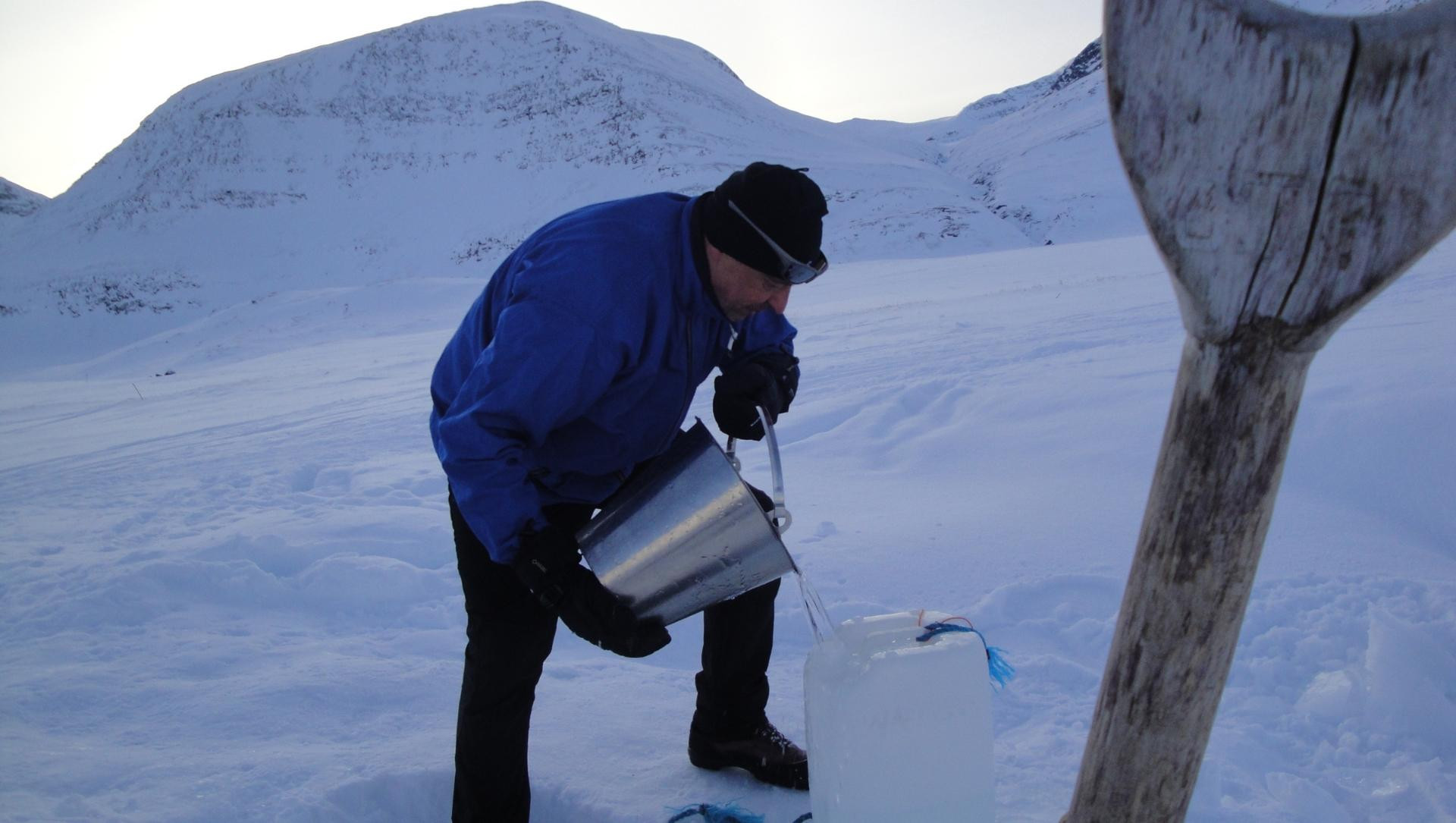 Wasserholen nahe einer Schutzhütte - Schwedisch-Lappland - Schweden