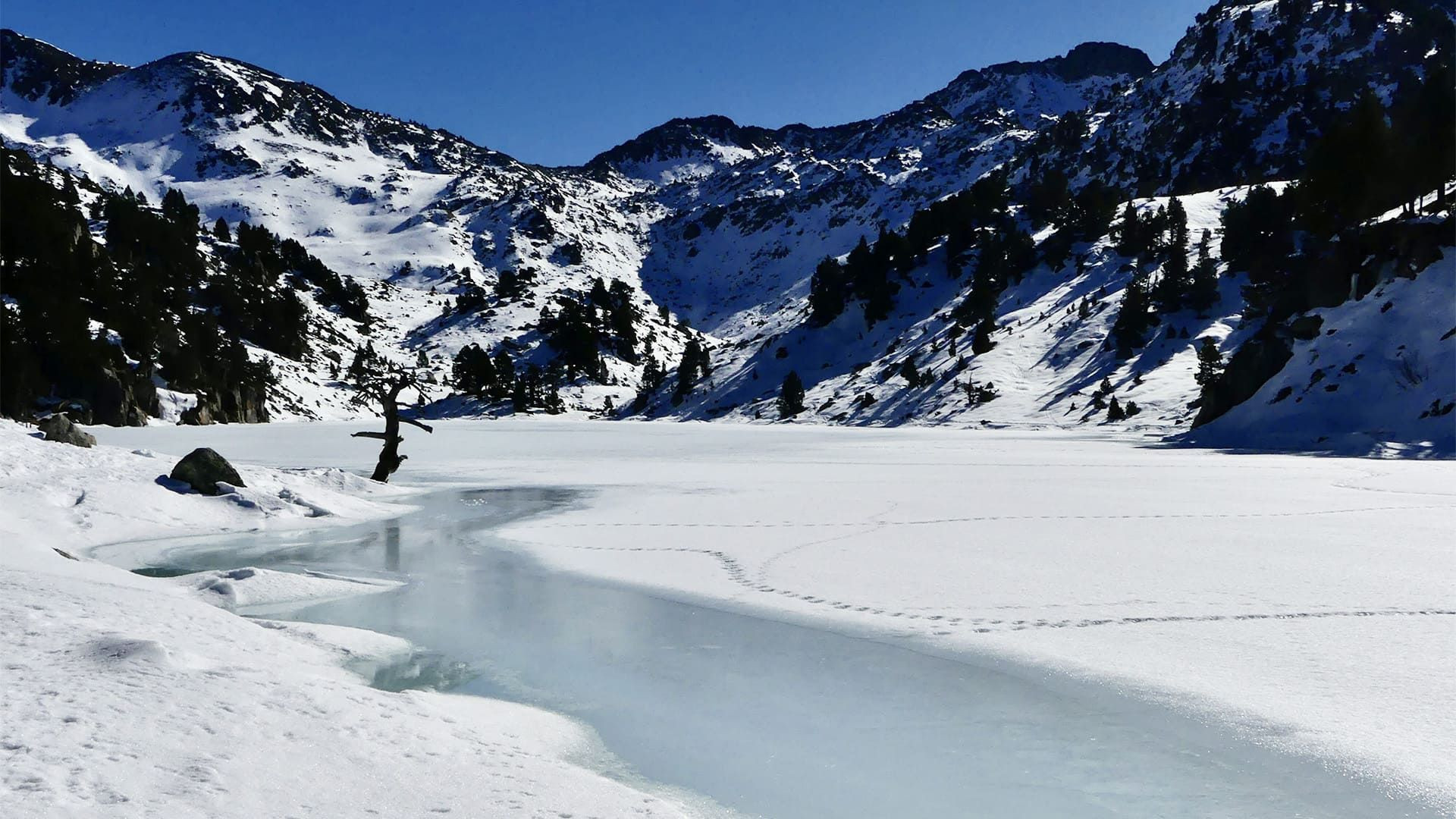 Zugefrorener Fluss - Encantats - Pyrenäen - Spanien