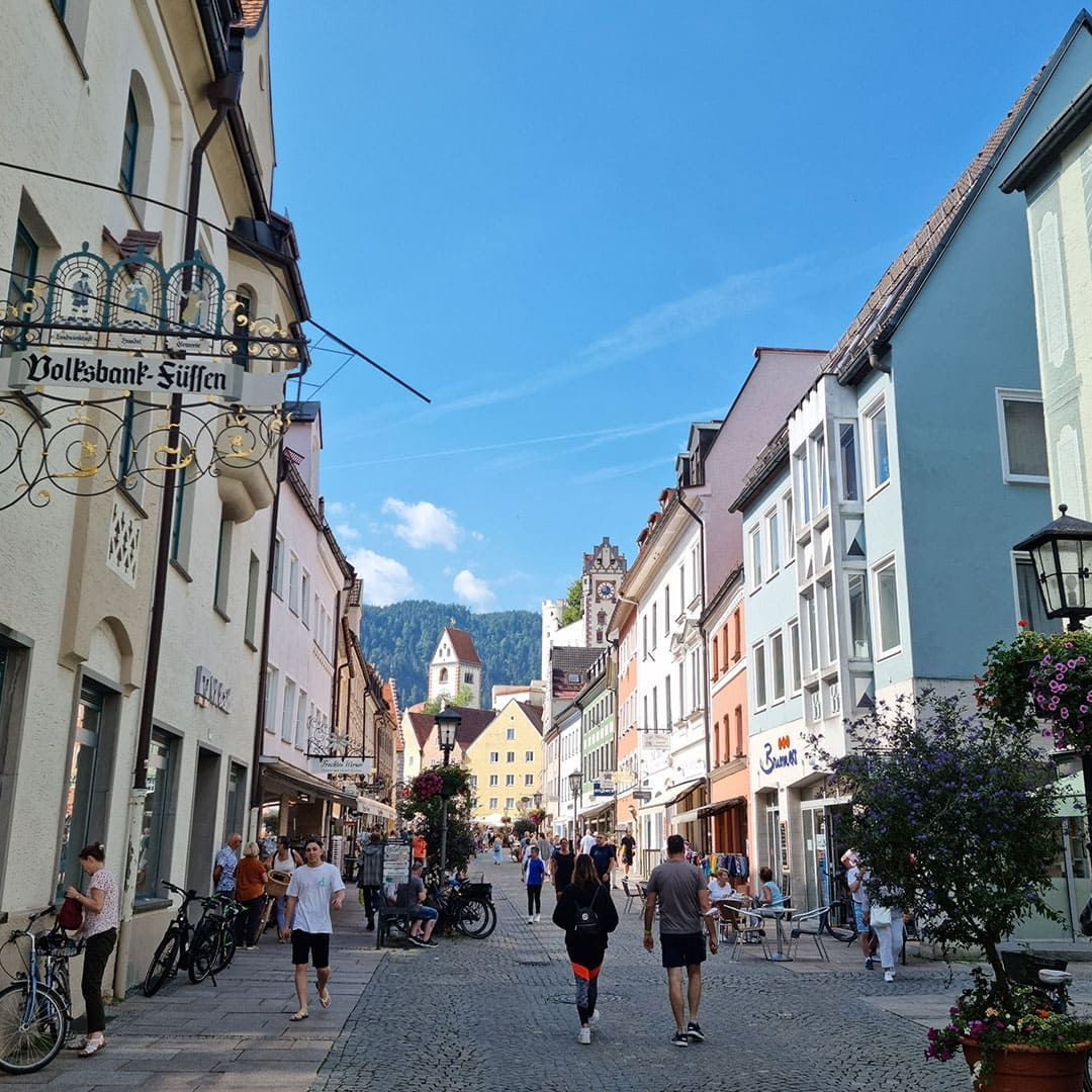 Fassaden und Fußgängerzone in Füssen, Bayern, Deutschland