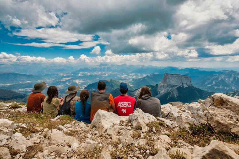Wanderer mit Blick auf den Mont Aiguille - Hauts-Plateaux du Vercors