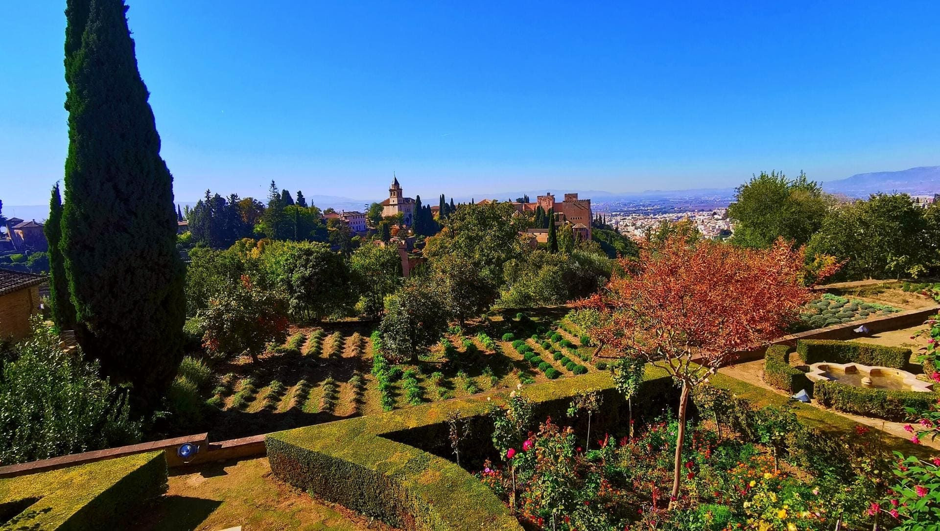 Gärten des Generalife und Blick auf Granada - Andalusien - Spanien