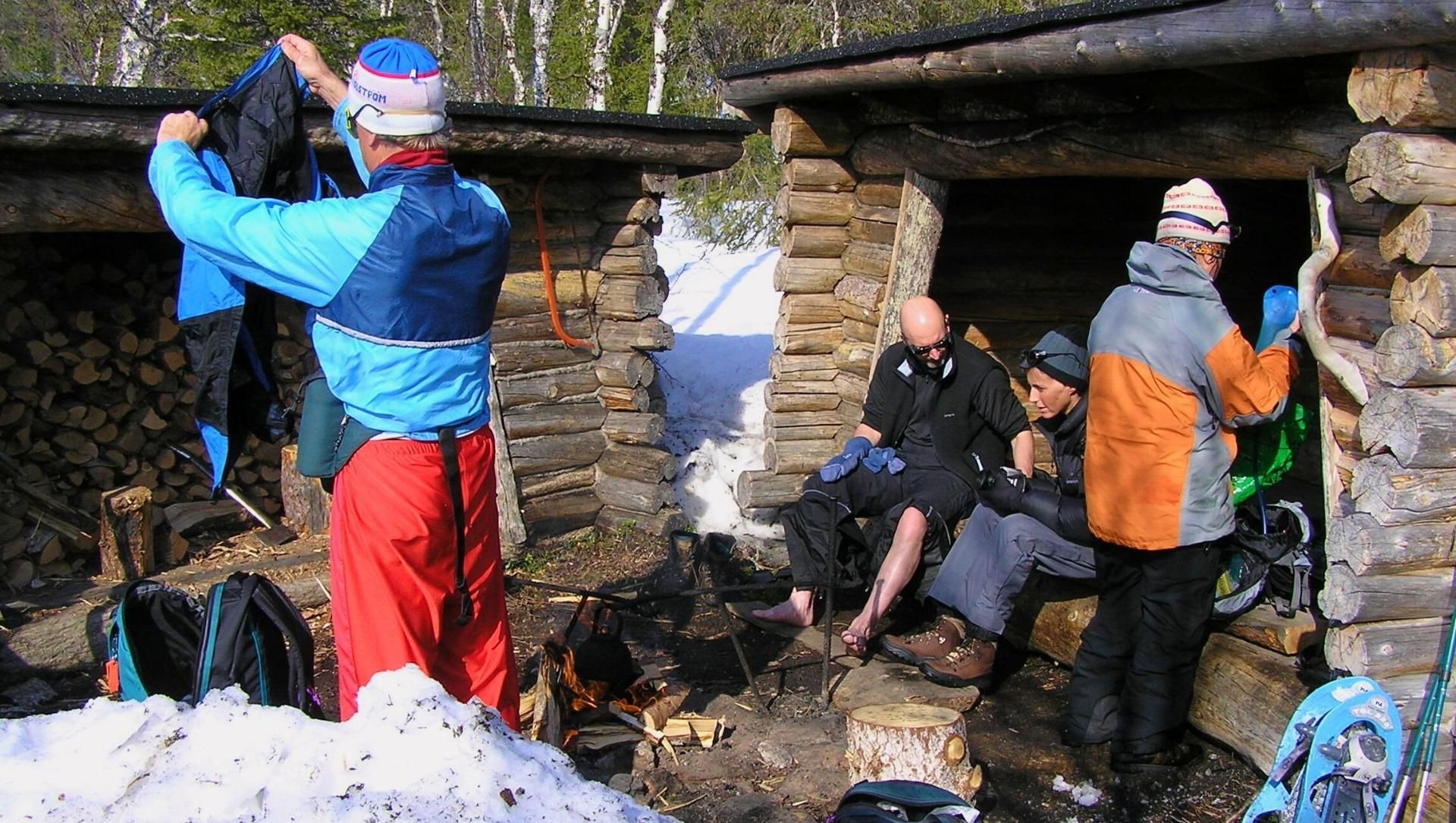Gruppe an einer Schutzhütte im finnischen Lappland - Finnland