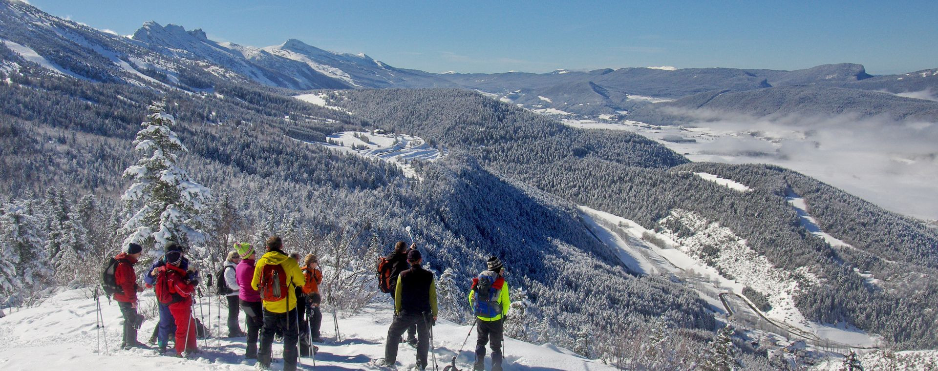 Wandergruppe vor dem verschneiten Bergmassiv im Winter - Vercors - Frankreich