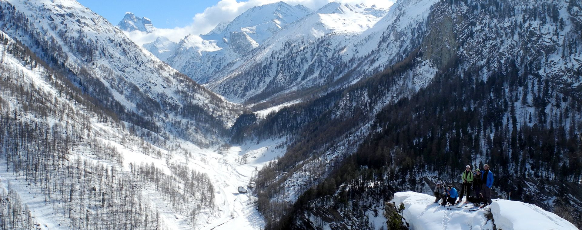 Wanderer oberhalb eines verschneiten Tals - Naturpark Queyras - Hautes-Alpes - Frankreich