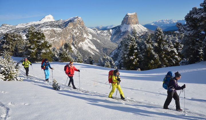 Skitourengruppe mit Blick auf den Mont Aiguille - Vercors - Frankreich