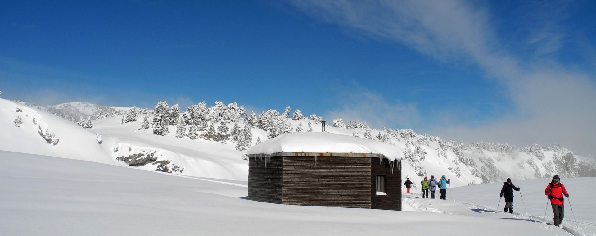 Gruppe bei einer nordischen Skitour nahe einer verschneiten Hütte - Vercors - Frankreich