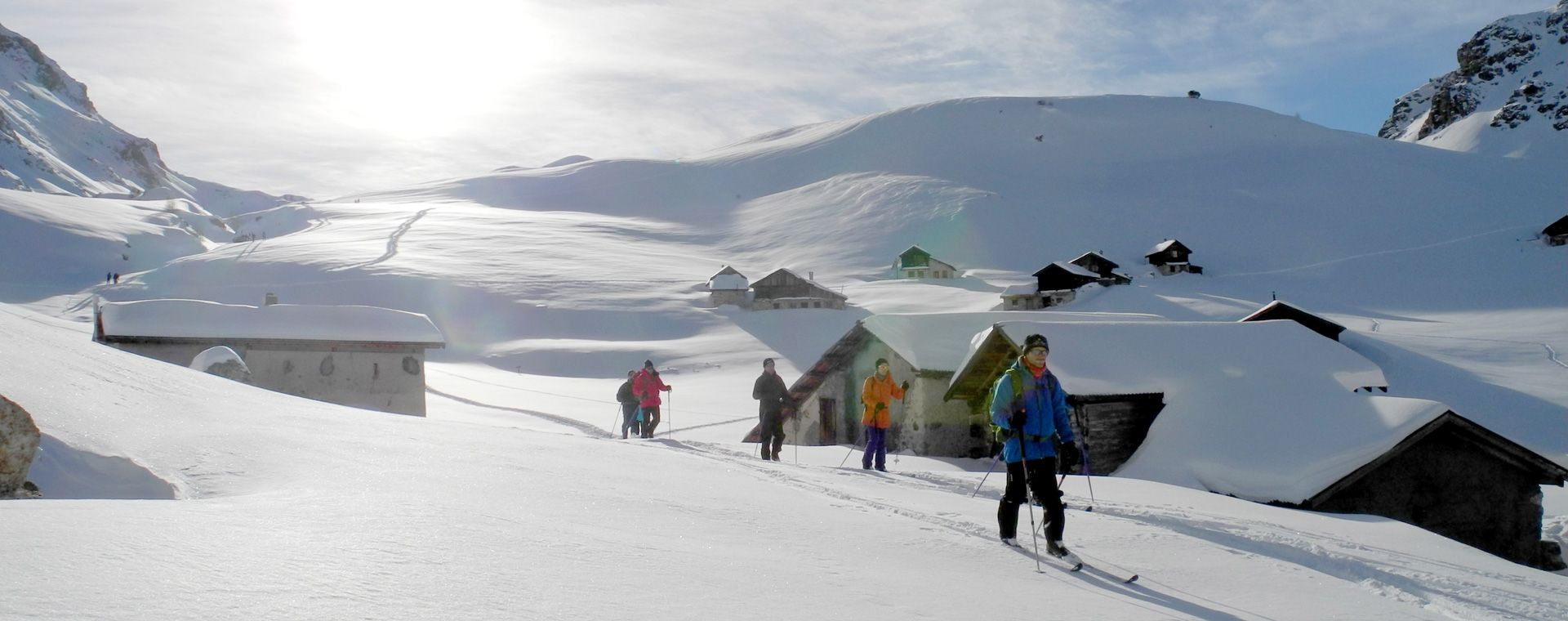 Skitourengruppe auf dem Weg zu einem verschneiten Weiler - Haute-Ubaye - Frankreich