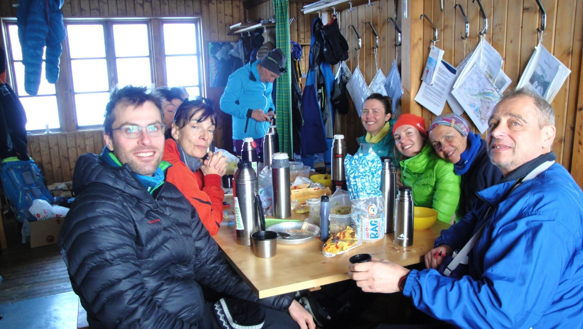 Abenteurergruppe in einer Hütte am Kungsleden - Schweden