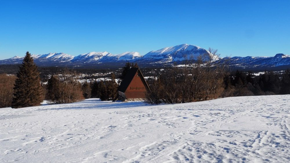 Verschneites Chalet unter den Gipfeln - Hochplateau des Vercors - Frankreich