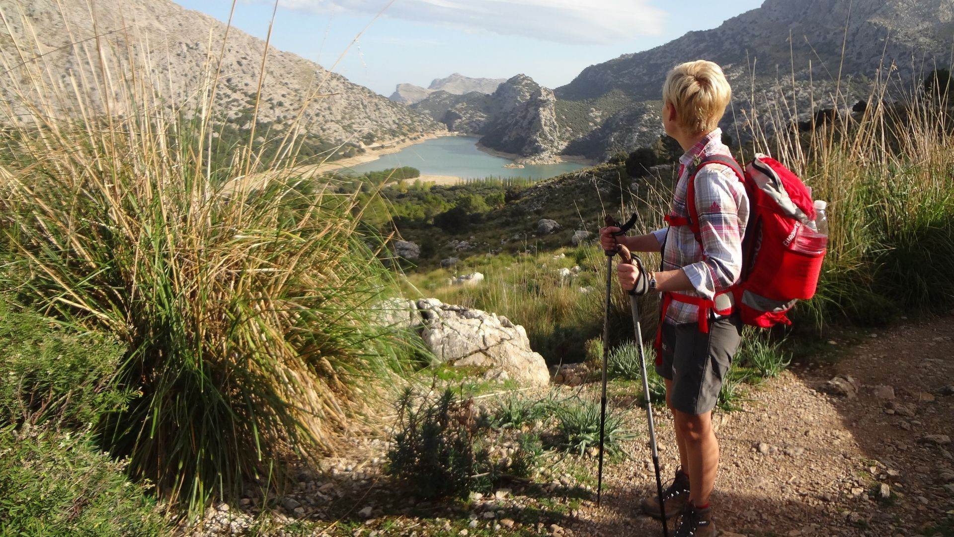 Wanderin oberhalb des Sees Cúber - Mallorca - Spanien