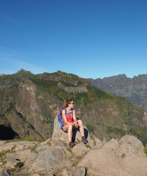 Wanderin über dem Tal von Curral das Freiras - Madeira - Portugal