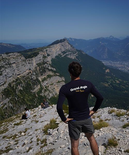 © Florent Delaunay Wanderer auf dem Gipfel des Pic Saint-Michel - Vercors - Frankreich