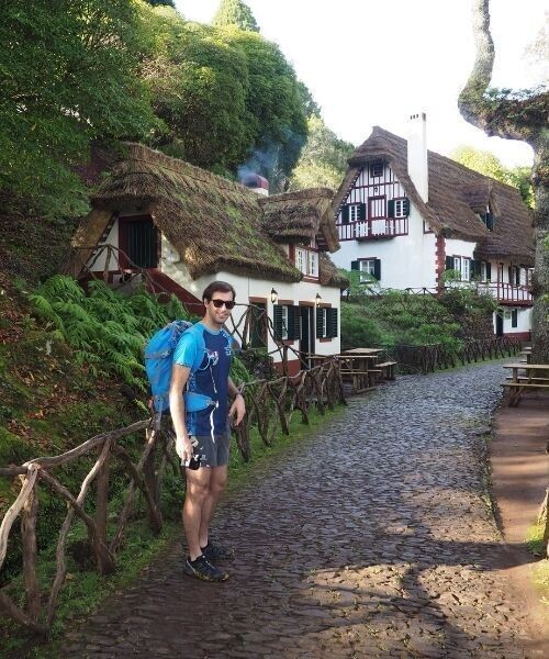 © David Praire Wanderer bei Queimadas - Caldeirão Verde - Madeira - Portugal