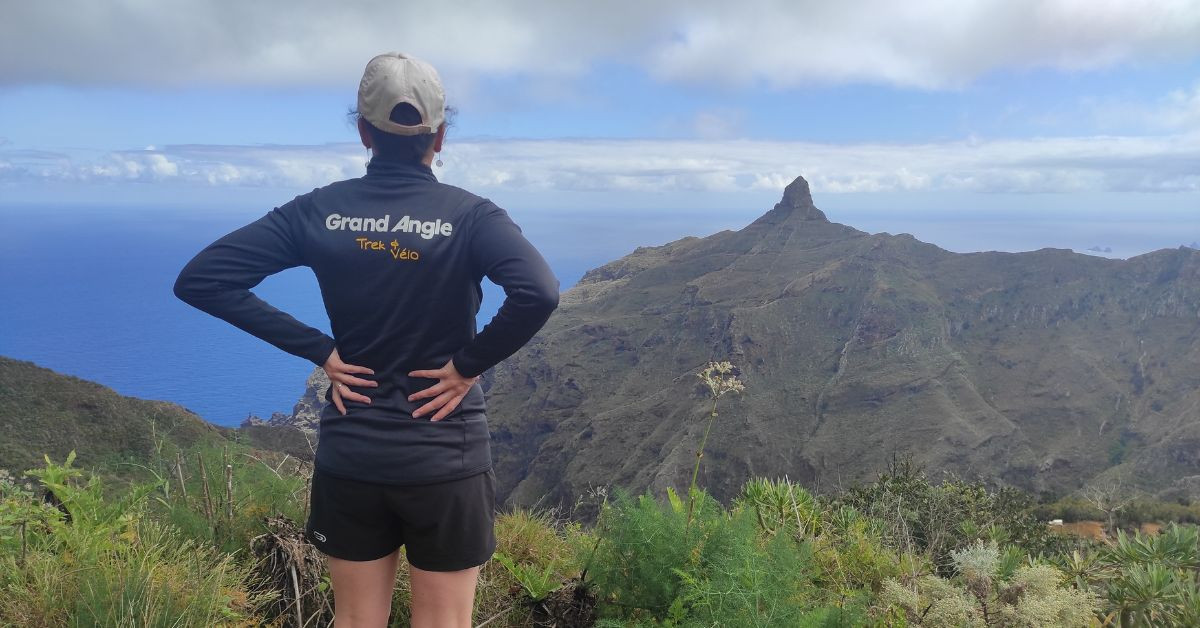 Wanderin mit Blick auf Vulkangebirge und Meer - Teneriffa - Kanaren