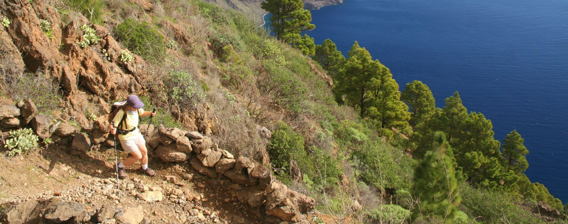 Wanderer auf einem Küstenweg - El Hierro - Kanaren - Spanien