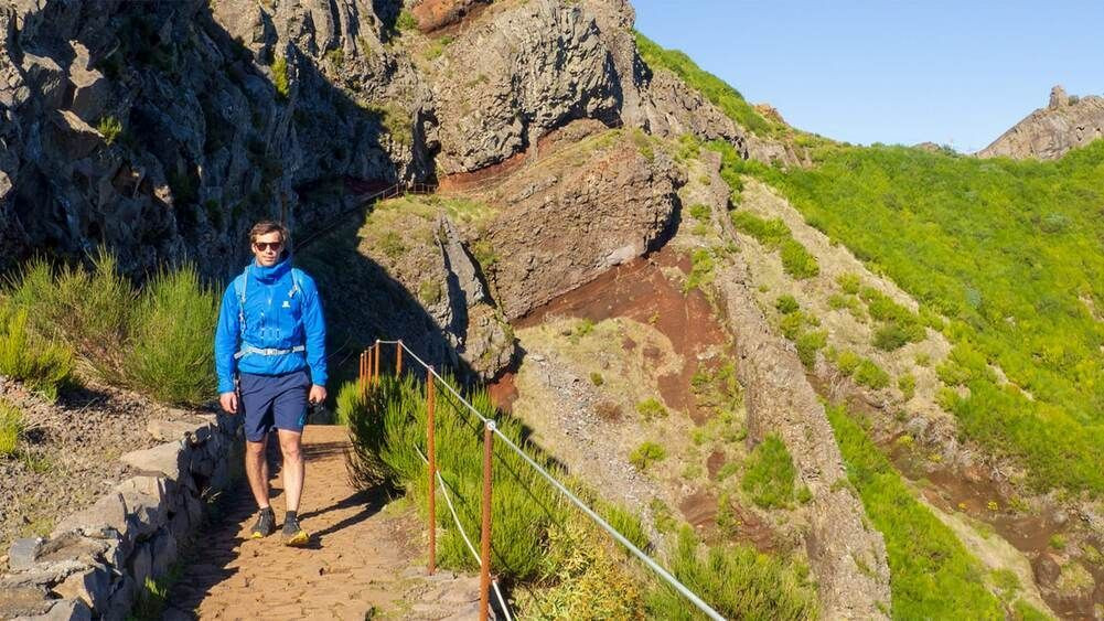 Wanderer auf einem Bergweg - Madeira - Portugal