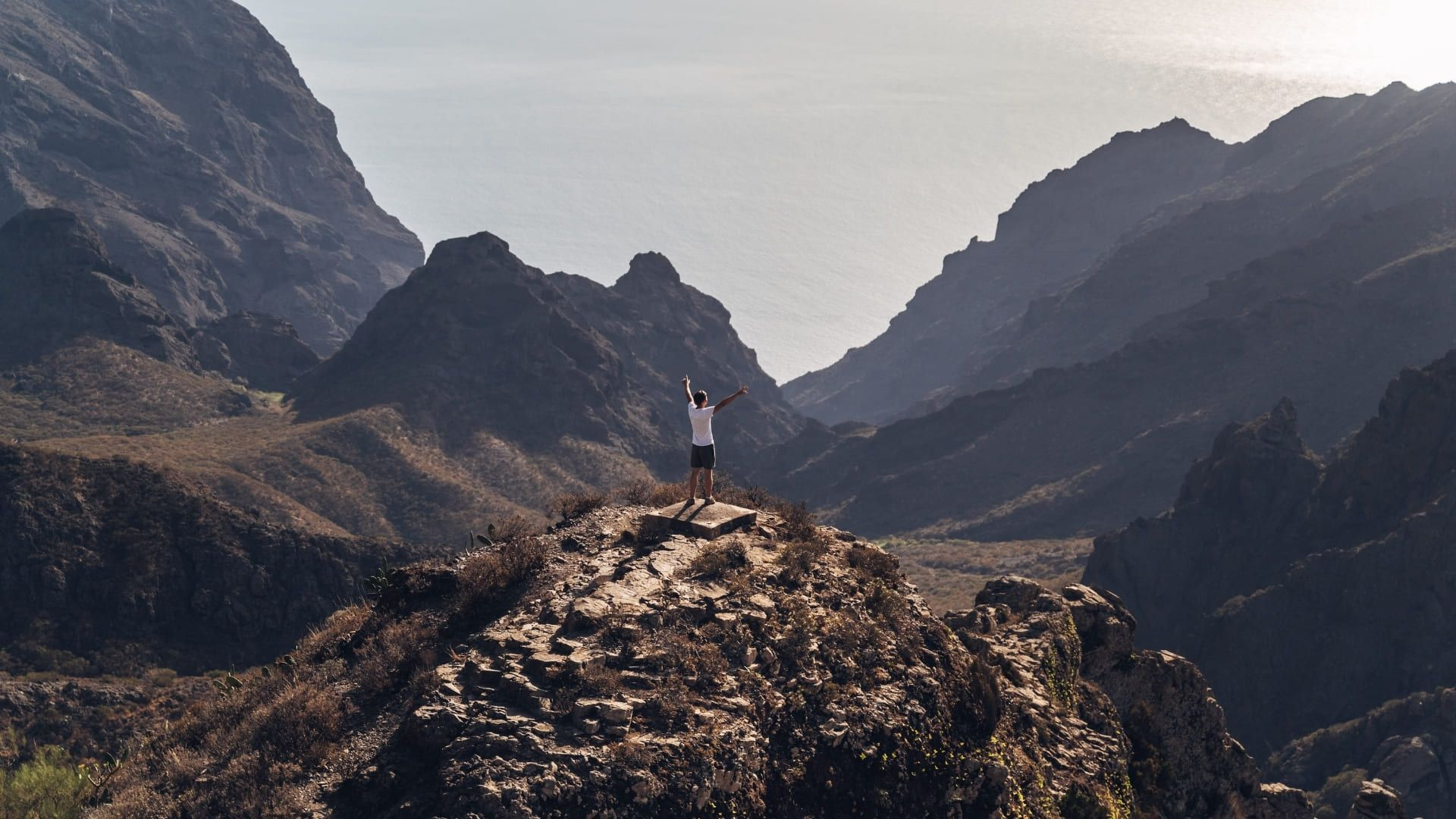 Wanderer auf einem Felsgrat - La Gomera - Kanaren - Spanien