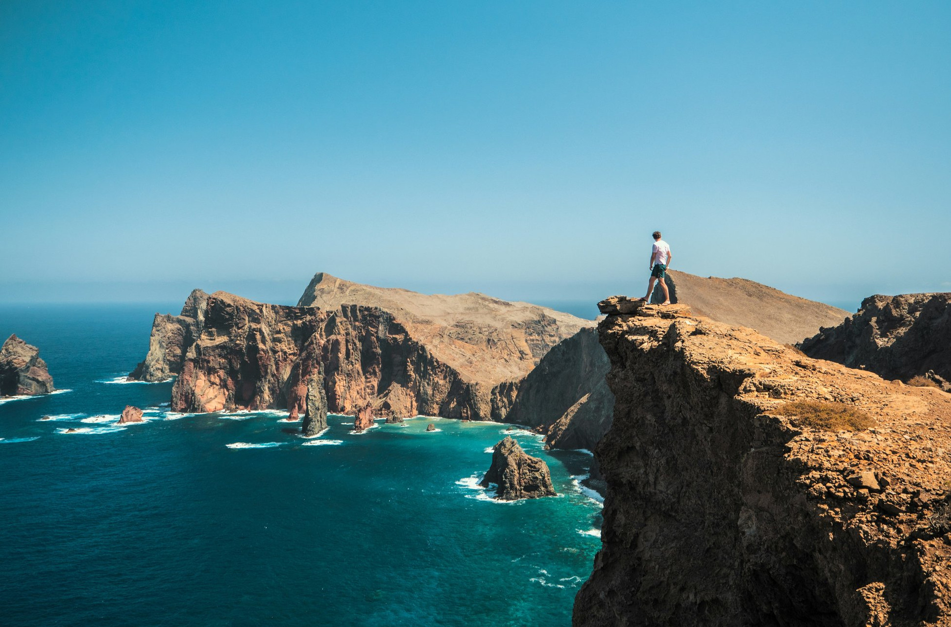 Wanderer auf den Vulkanklippen der Ponta de São Lourenço - Madeira - Portugal