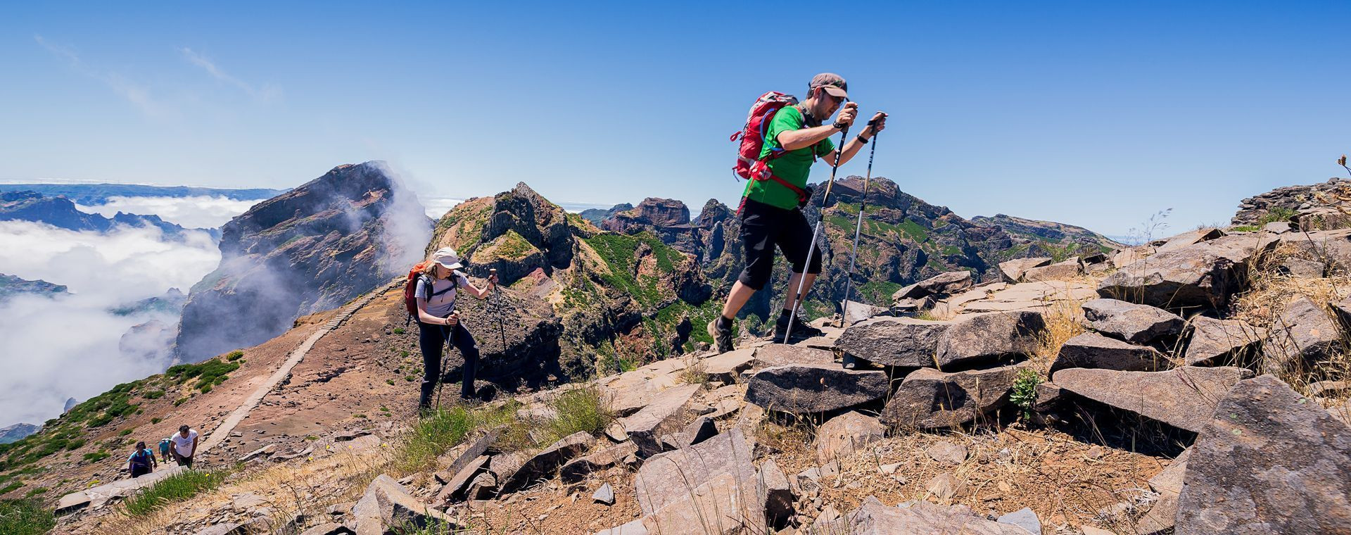 Wanderer auf dem Grat über den Wolken - Pico do Arieiro - Madeira - Portugal