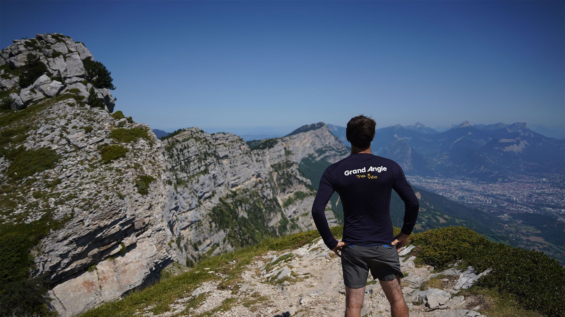 Wanderer am Pic Saint-Michel mit Blick auf Grenoble - Vercors