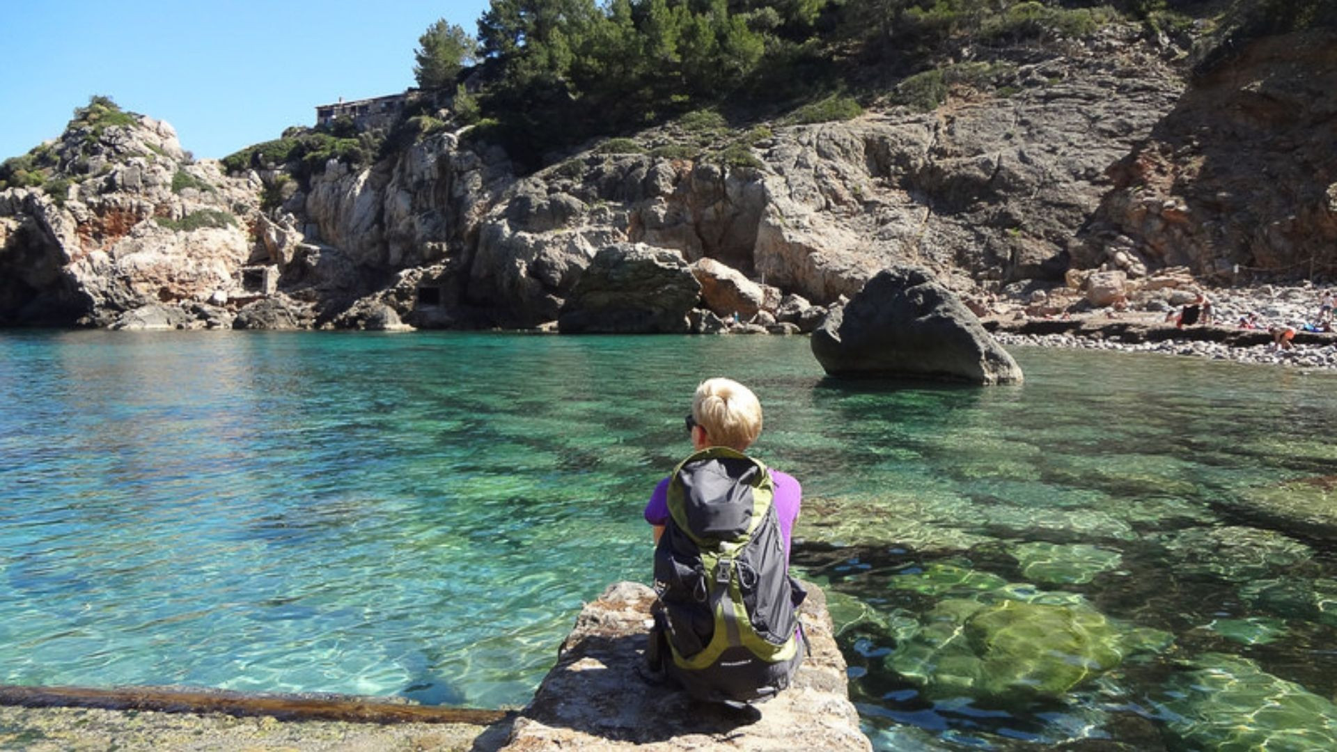 Wanderin an einer türkisblauen Bucht - Mallorca - Spanien