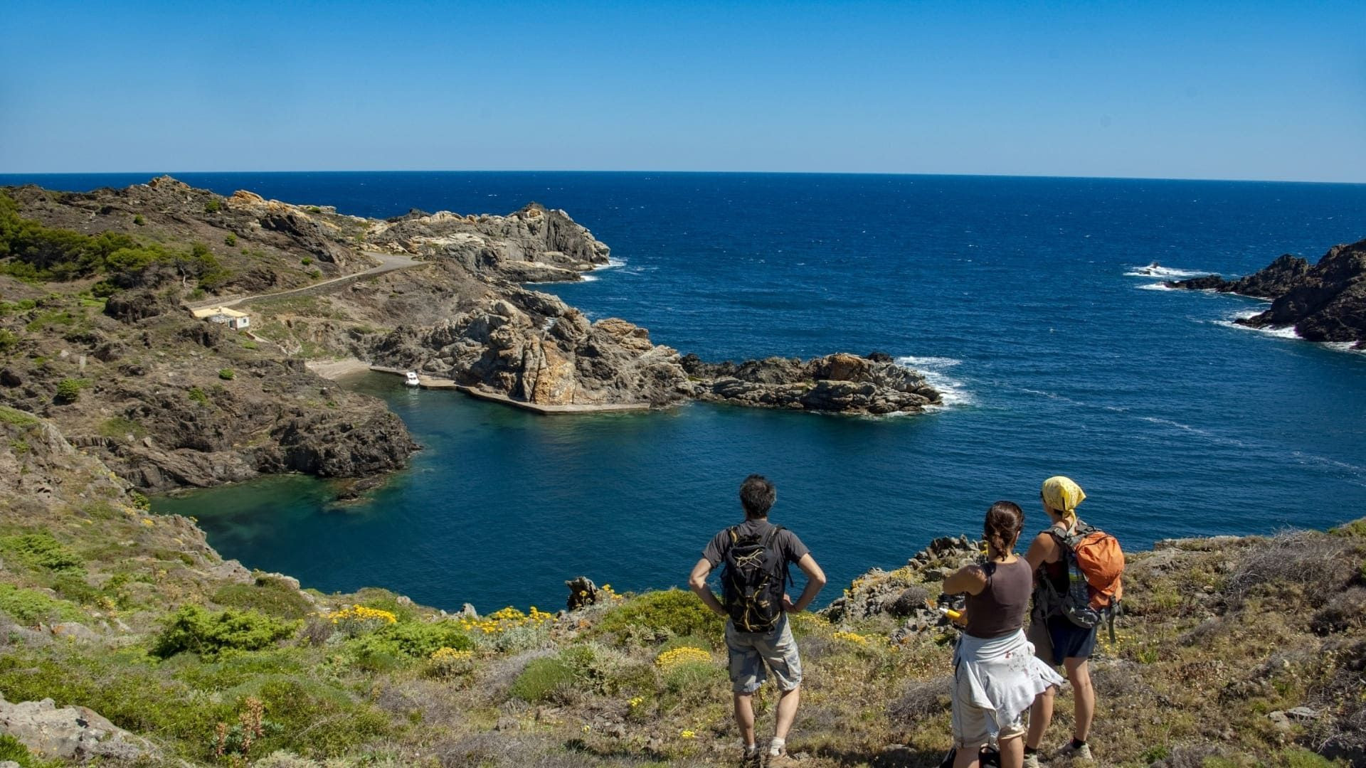 Wanderer oberhalb einer Bucht zwischen Collioure und Cadaqués
