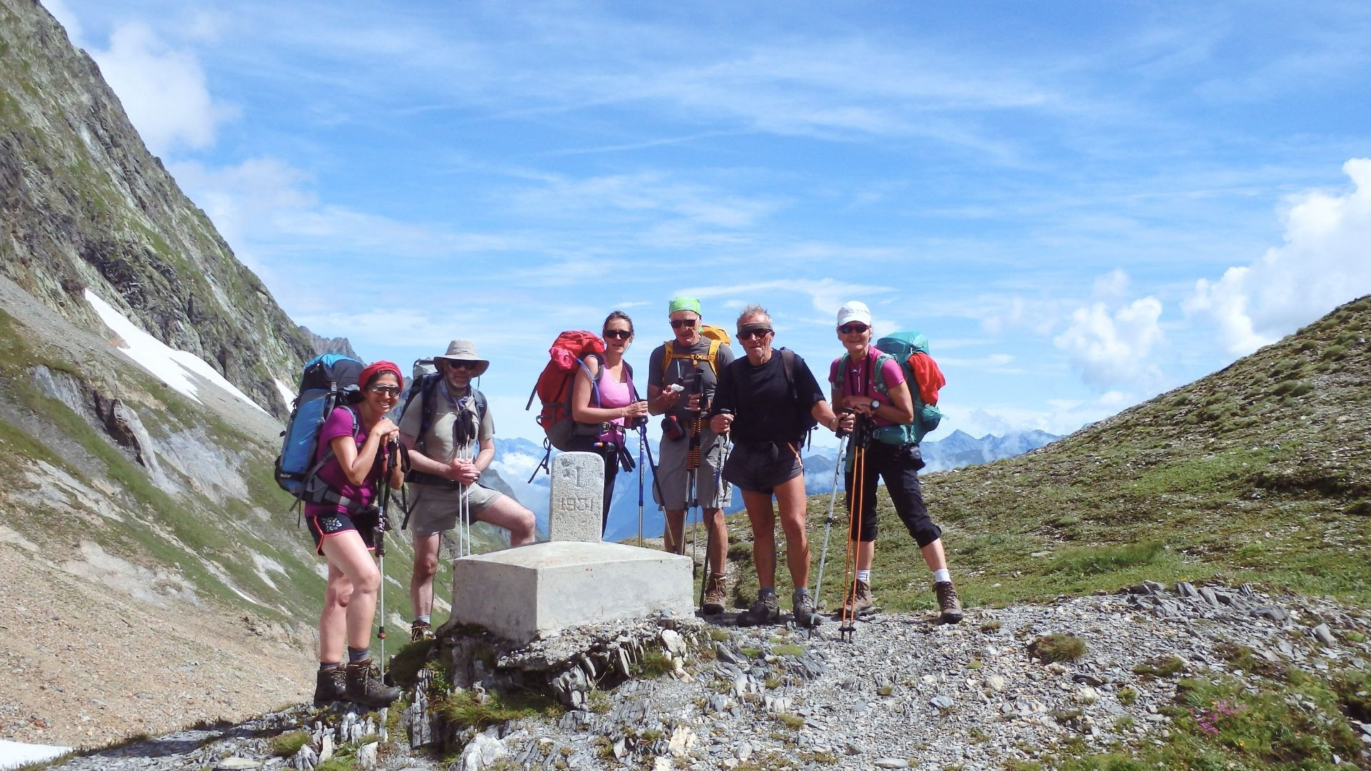 Wanderer posieren auf einem Pass - Tour du Mont-Blanc - Alpen