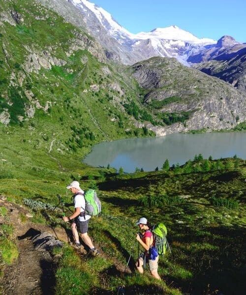 Wanderer an einem Bergsee - Alpen