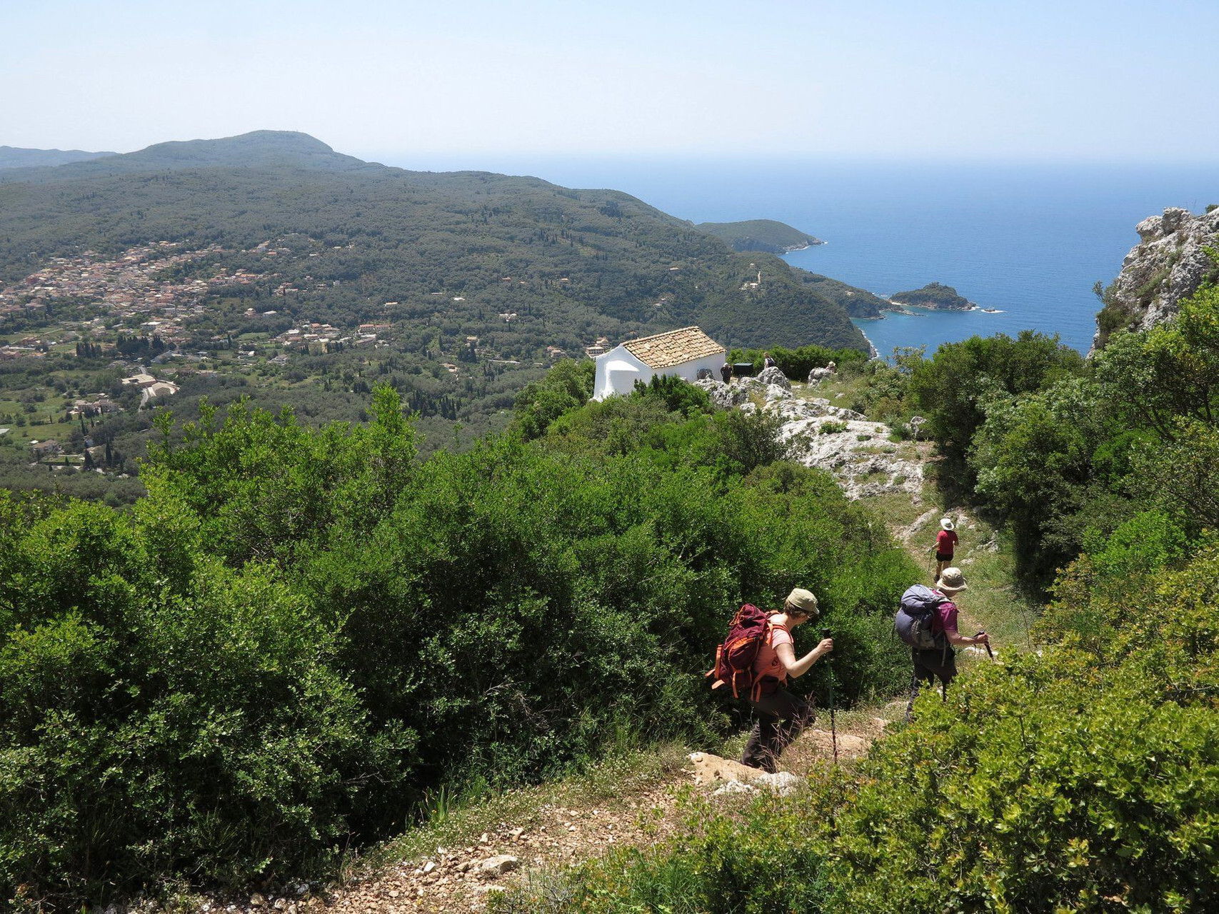 © François Ribard Wanderer steigen zur Kapelle Agios Simeon hinab - Korfu - Griechenland