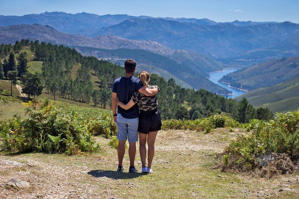 © Authentic Trails Wanderer bei Soajo - Nationalpark Peneda-Gerês - Portugal