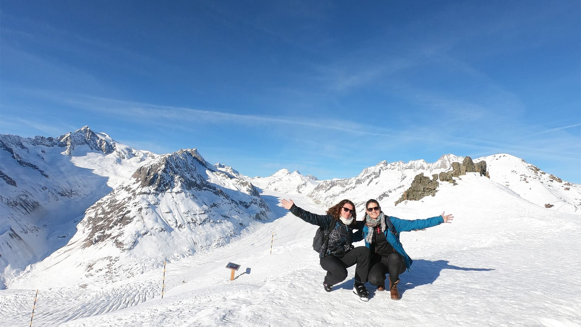 © Oriane Tempé Wanderinnen im Winter nahe dem Aletschgletscher - Wallis - Schweiz