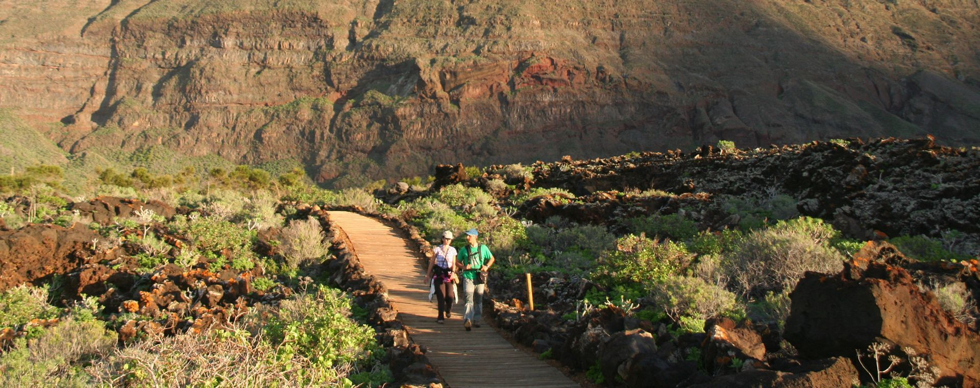 Wanderer auf einem Holzsteg im Tal El Golfo - El Hierro - Kanarische Inseln