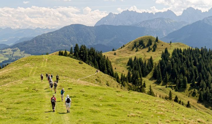Wanderer auf einem grasbewachsenen Grat - Tirol - Österreich
