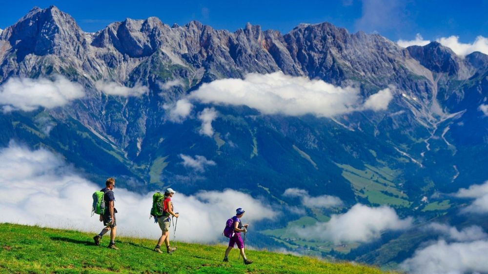 Wanderer auf einem Alpenkamm - Alpen - Österreich